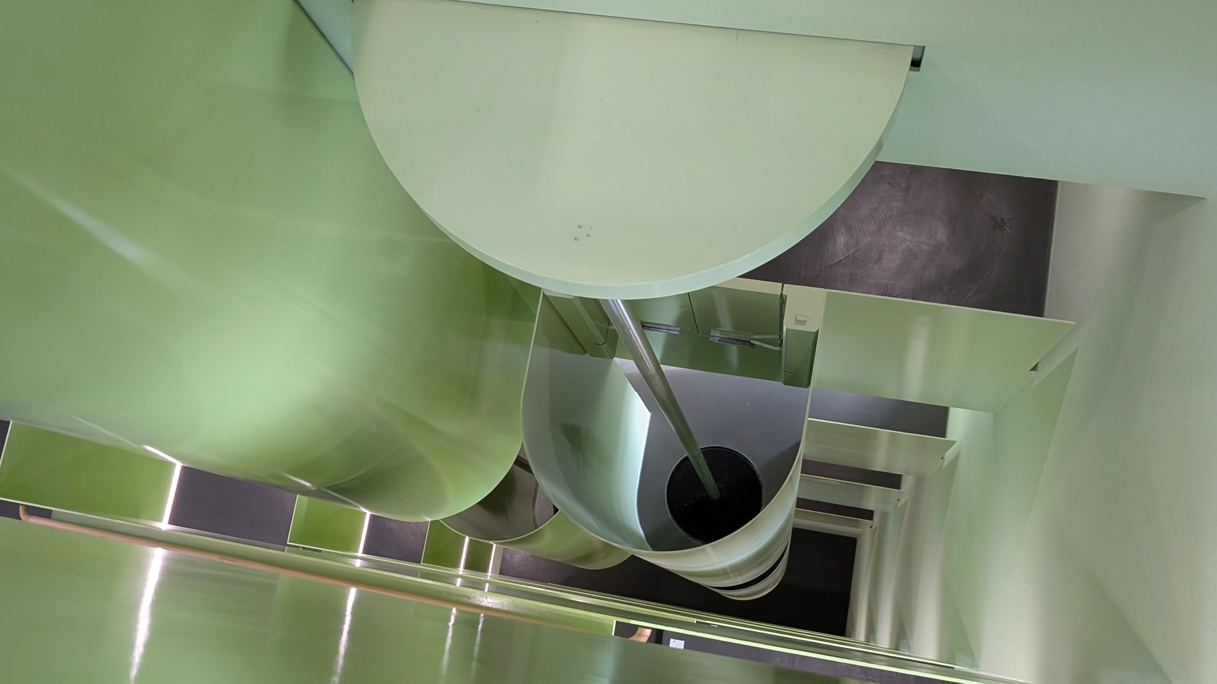 Eine der obligatorischen Rutschen im Feuerwehrgebäude